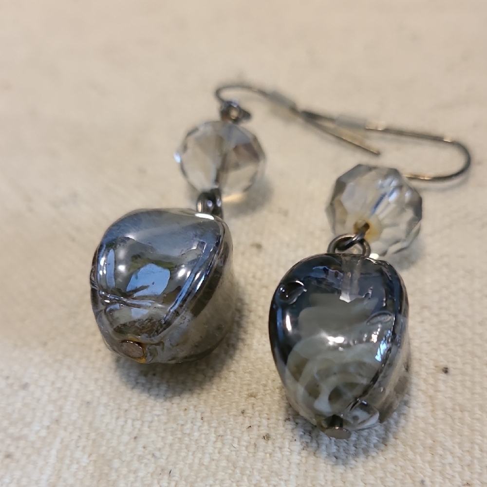 Unknown Brand Elegant‎ Silver and Gray Dangle Earrings Pre-Owned Fashion Costume